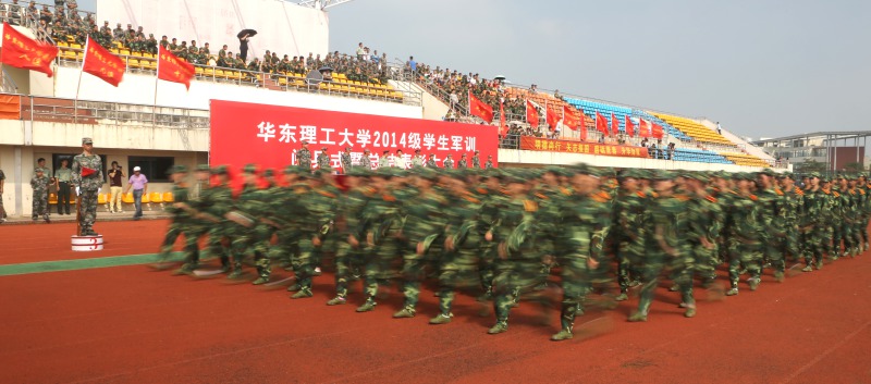 参加军训的学生队伍在雄壮的军乐声中行进········