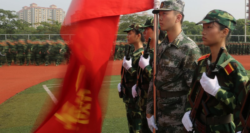 浩浩荡荡的队伍在红旗引导下一一经过检阅台，接受校领导和部队首长军事们的检阅····